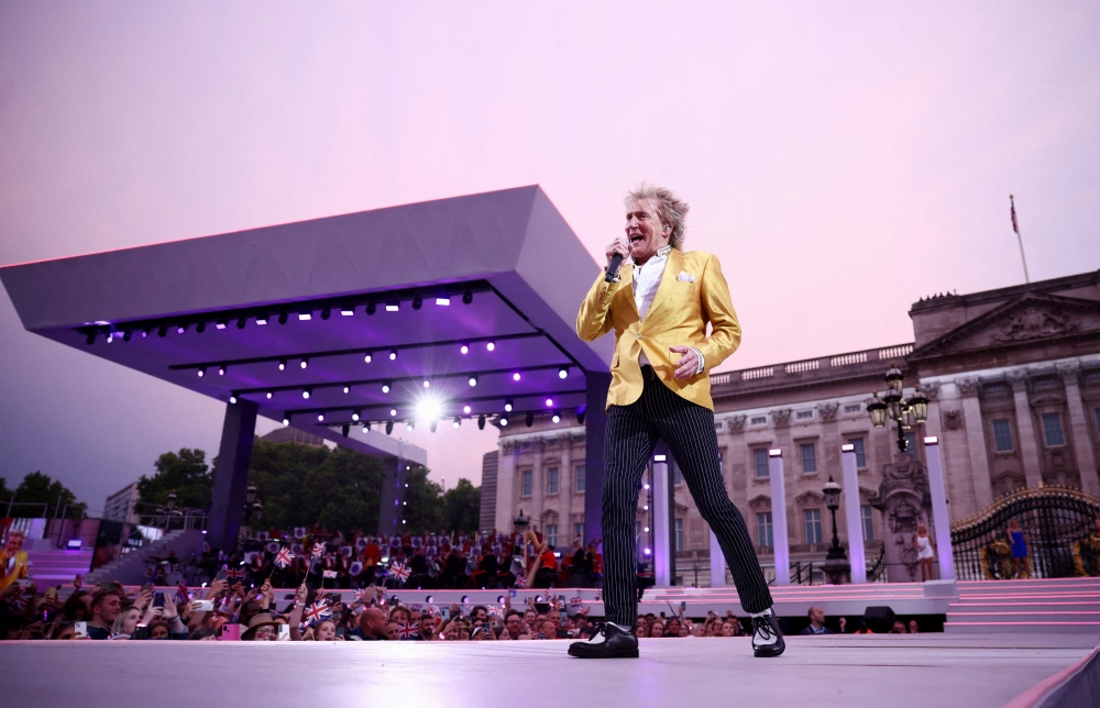(FILES) British singer and songwriter Rod Stewart performs during the Platinum Party at Buckingham Palace on June 4, 2022 as part of Queen Elizabeth II's platinum jubilee celebrations. British rock singer Rod Stewart will celebrate his 80th birthday on January 10, 2025. (Photo by HENRY NICHOLLS / POOL / AFP)

