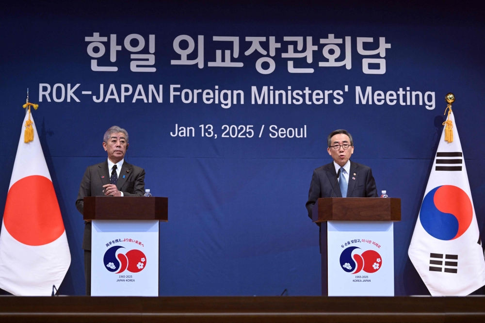 S Korean FM Cho Tae-yul (R) and Japanese FM Takeshi Iwaya (L) attend a joint press conference, in Seoul. — AFP 