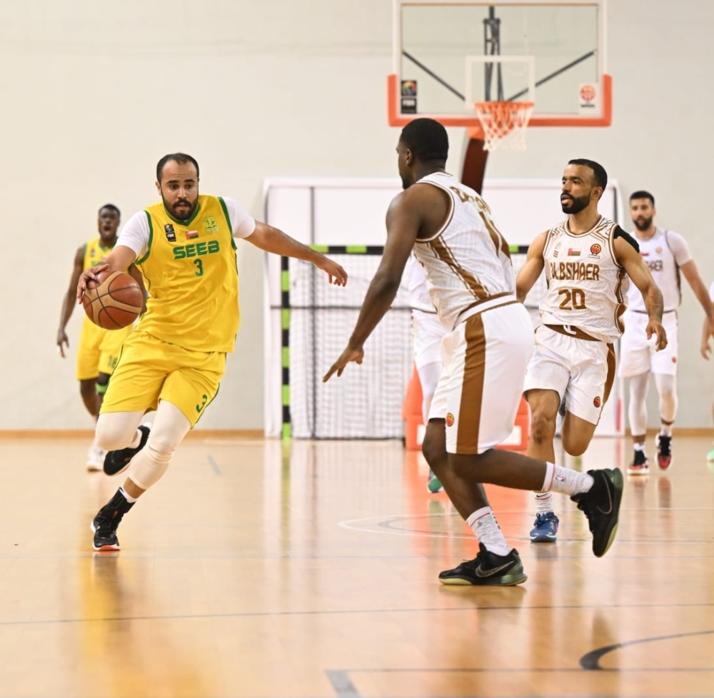 Seeb and Al Bashayer players fight for the ball. -- Ammar al Musafir