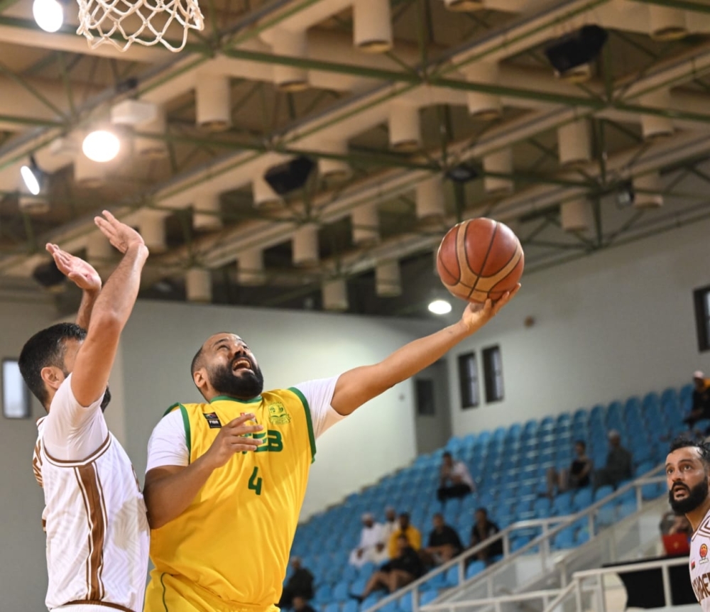 Seeb and Al Bashayer players fight for the ball. -- Ammar al Musafir