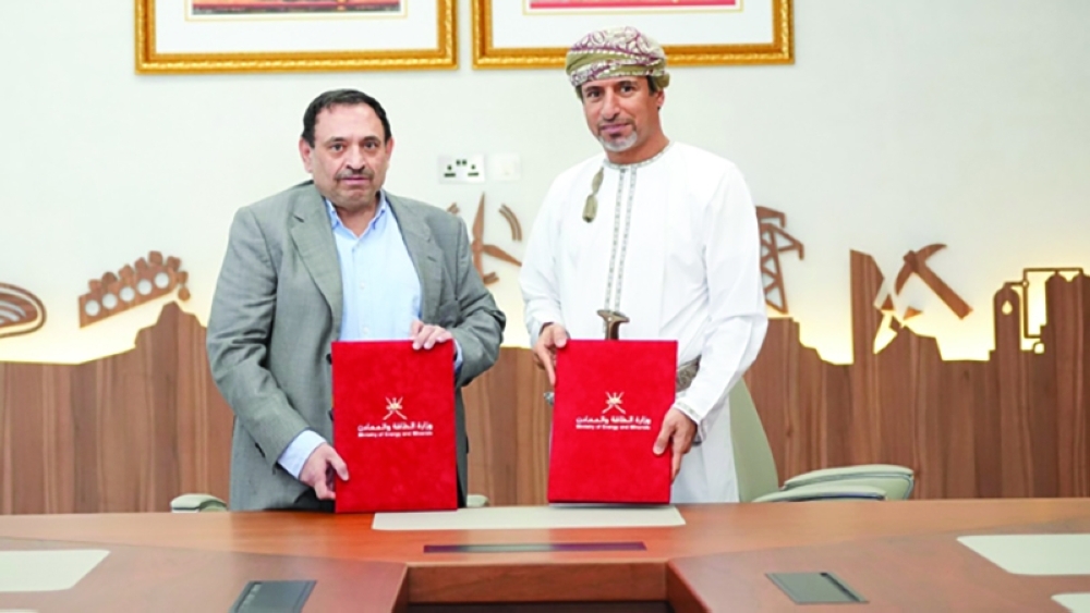 Eng Salim al Aufi (right), Minister of Energy and Minerals, signing the concession agreements.