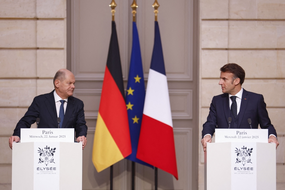 German Chancellor Olaf Scholz (L) and French President Emmanuel Macron (R) address a joint statement at the Elysee Palace in Paris. — AFP 