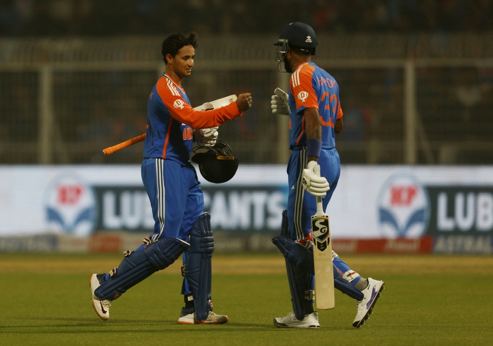 Cricket - First T20 International - India v England - Eden Gardens, Kolkata, India - January 22, 2025 India's Abhishek Sharma walks past India's Hardik Pandya after losing his wicket, caught by England's Harry Brook off the bowling of England's Adil Rashid REUTERS/Sahiba Chawdhary
