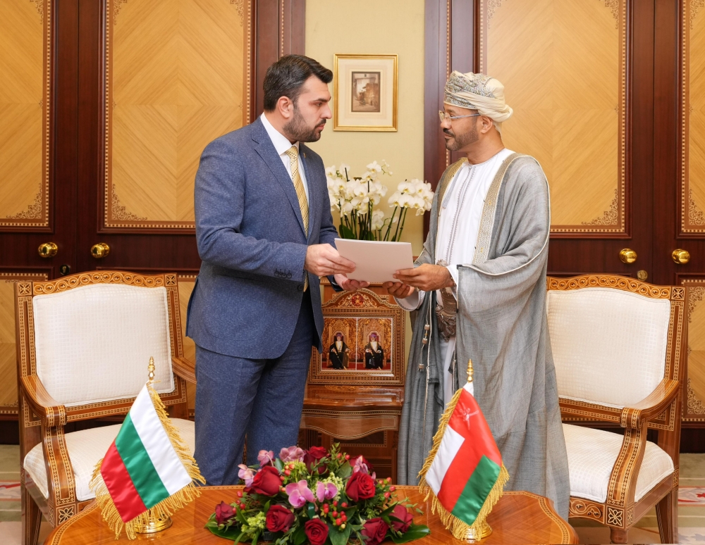 Georg Georgiev, Minister of Foreign Affairs of Bulgaria, hands over President Rumen Radev's message to His Majesty Sultan Haitham bin Tarik in Muscat on Thursday. — ONA
