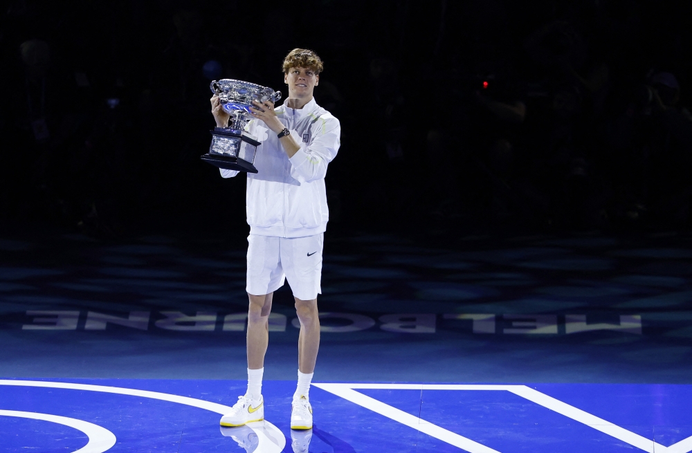 Tennis - Australian Open - Melbourne Park, Melbourne, Australia - January 26, 2025 Italy's Jannik Sinner poses with the trophy after winning the final against Germany's Alexander Zverev REUTERS/Kim Kyung-Hoon

