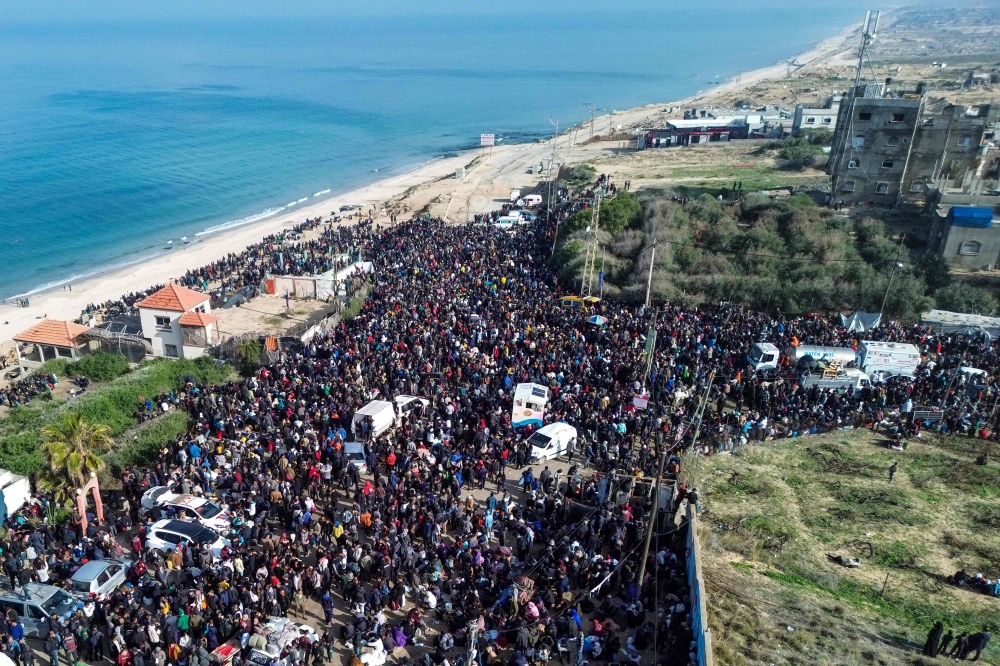 This aerial photo shows displaced Gazans gathering in an area in Nuseirat to return to their homes in the northern part of the Gaza Strip. — AFP 