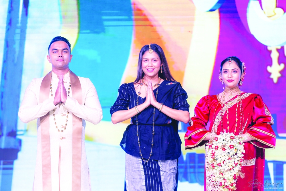 Roshani Rajapaksha walks the ramp with dance teacher Sumuduni Shashikala and Yasas