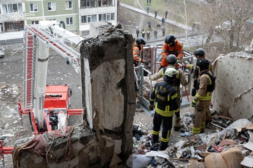 Rescuers evacuate the body of a person killed in a Russian drone strike from an apartment building damaged during a Russian drone strike, amid Russia's attack on Ukraine, in the Sumy, Ukraine January 30, 2025. Press service of the State Emergency Service of Ukraine in Sumy region/Handout via REUTERS ATTENTION EDITORS - THIS IMAGE HAS BEEN SUPPLIED BY A THIRD PARTY.

