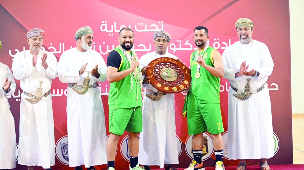 Seeb players receive the OBL Shield from the chief guest.