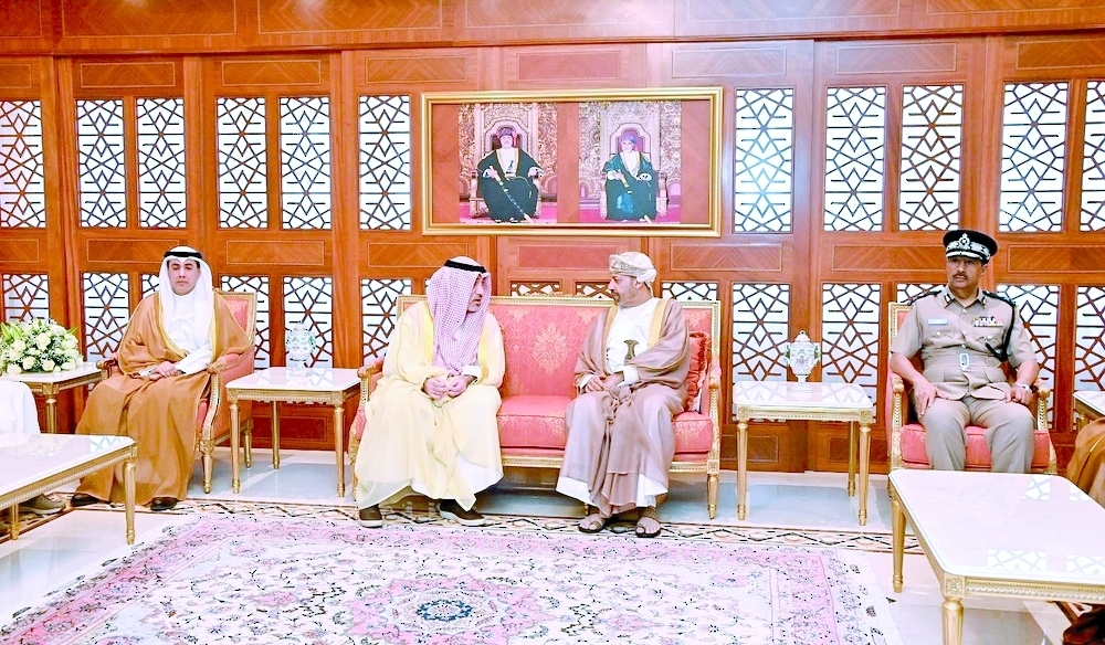 Sayyid Hamoud bin Faisal al Busaidy with Shaikh Fahad Yousef Saud al Sabah in Muscat on Wednesday. ONA 