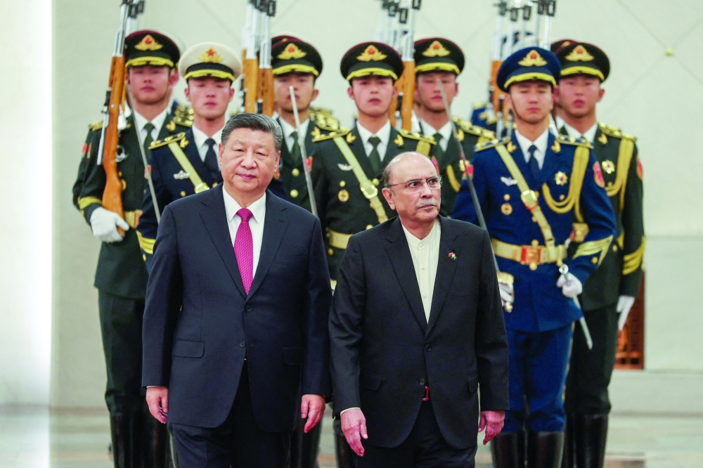 Chinese President Xi Jinping (L) and Pakistani President Asif Ali Zardari 