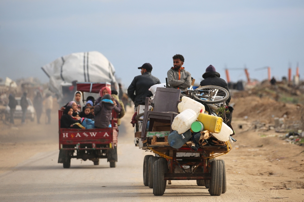 Displaced Palestinians make their way to the northern parts of the Gaza Strip. — AFP