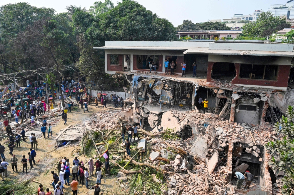 Onlookers gather after protesters stormed Bangabandhu Memorial Museum, at Dhanmondi 32 in Dhaka. — AFP file photo