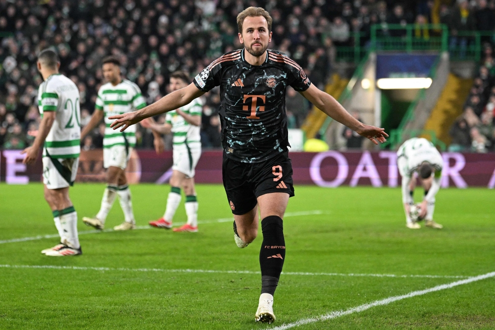 Bayern Munich's English striker #09 Harry Kane celebrates scoring the team's second goal during the UEFA Champions League play-off first leg football match between Celtic and Bayern Munich at Celtic Park stadium in Glasgow, Scotland on February 12, 2025.   (Photo by ANDY BUCHANAN / AFP)

