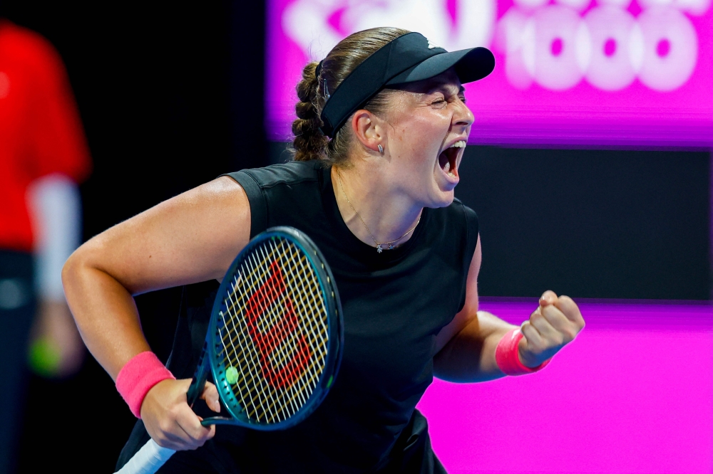TOPSHOT - Latvia's Jelena Ostapenko reacts after winning the 2025 WTA Qatar Open semi-final tennis match against Poland's Iga Swiatek at the Khalifa International Tennis Complex in Doha on February 14, 2025. (Photo by KARIM JAAFAR / AFP)

