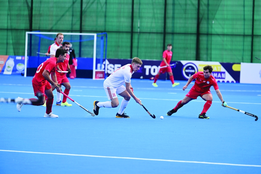 Chile and Poland players fight for the ball.