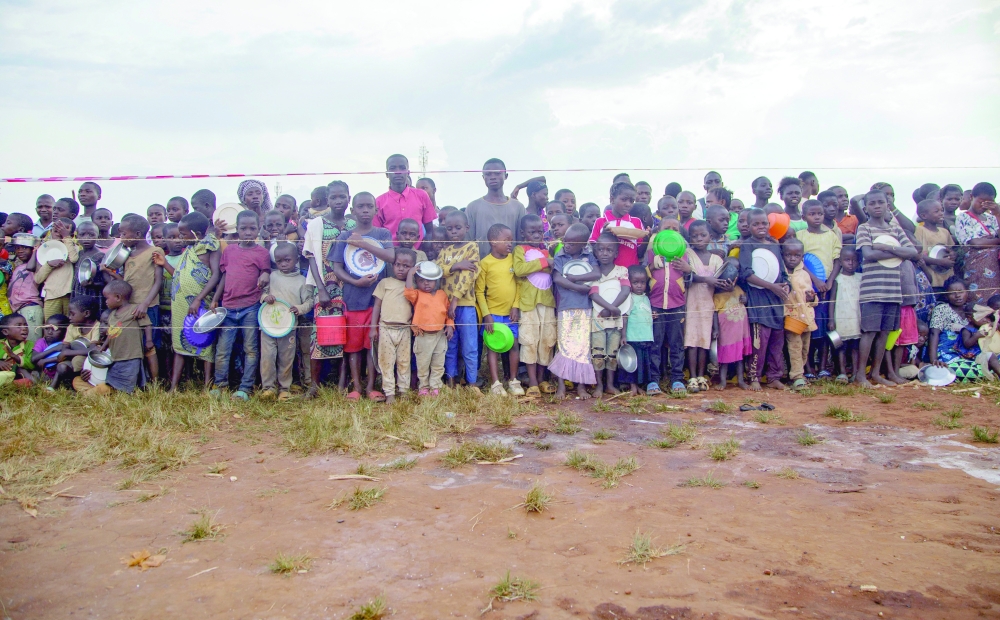 Congolese youngsters wait to receive relief food