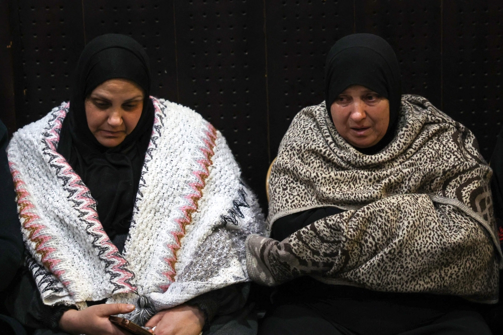 Palestinian families react after Israel delayed the release of Palestinian prisoners, scheduled to be released in the seventh hostage-prisoner exchange, in the occupied West Bank city of Ramallah early on February 23, 2025. Israeli Prime Minister Benjamin Netanyahu said on February 23 that freeing Palestinian prisoners under the Gaza ceasefire deal will be delayed until Hamas ends "humiliating ceremonies" it holds while handing over Israeli hostages. Israeli authorities had delayed the release of Palestinian prisoners due Saturday in exchange for six hostages freed from Gaza, prompting Palestinian militant group Hamas to accuse Israel of a "blatant violation" of the truce deal. (Photo by Zain JAAFAR / AFP)
