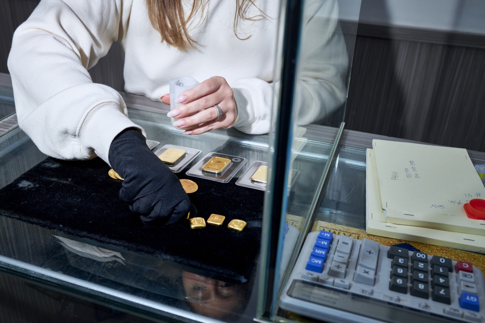 Gold on display at an exchange in Manhattan’s Diamond District on Sept. 28, 2023. (Gabby Jones/The New York Times)