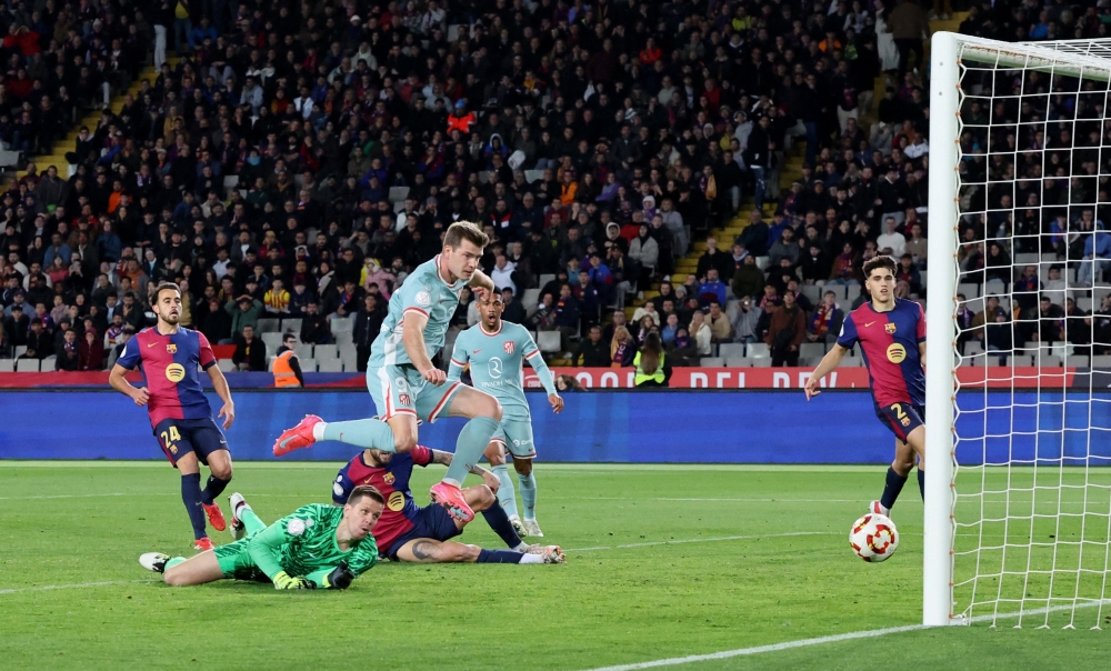 Soccer Football - Copa del Rey - Semi Final - First Leg - FC Barcelona v Atletico Madrid - Estadi Olimpic Lluis Companys, Barcelona, Spain - February 25, 2025 Atletico Madrid's Alexander Sorloth scores their fourth goal REUTERS/Nacho Doce
