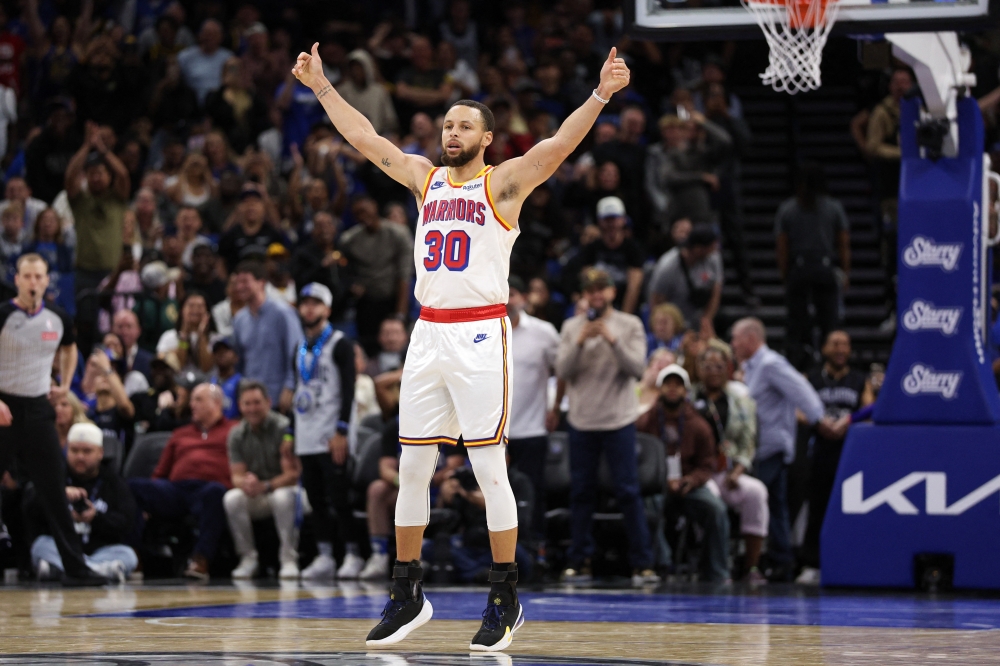 Golden State Warriors' Stephen Curry (30) celebrates after a basket against the Orlando Magic at Kia Center. — Imagn Images