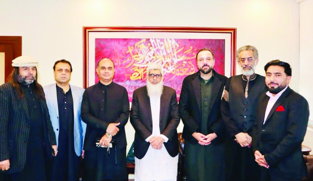 The delegation urged Chaudhry Salik Hussain to play a role in strengthening trade relations between Oman and Pakistan.