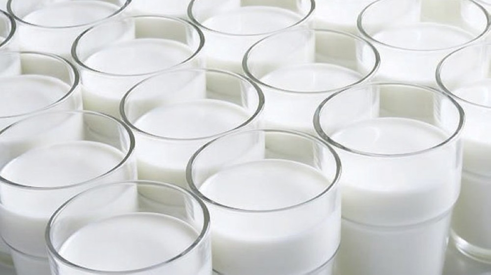 While some believe that consuming raw milk offers additional nutritional benefits compared to pasteurised milk, scientific studies and health organizations strongly advise against its consumption.