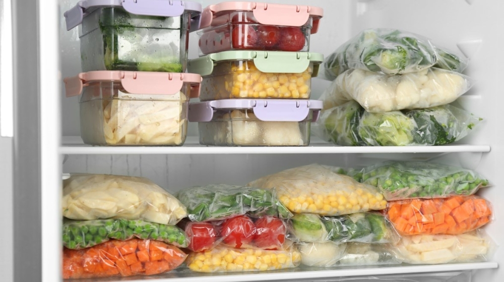 Avoid metal containers for frozen storage. Maintain a freezer temperature of -18°C for optimal preservation.