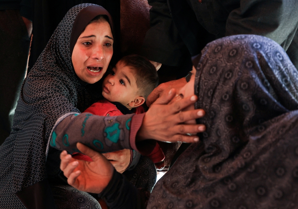 Mourners react during the funeral of Palestinians killed in an Israeli strike, in Gaza City, March 11, 2025. REUTERS/Dawoud Abu Alkas     TPX IMAGES OF THE DAY
