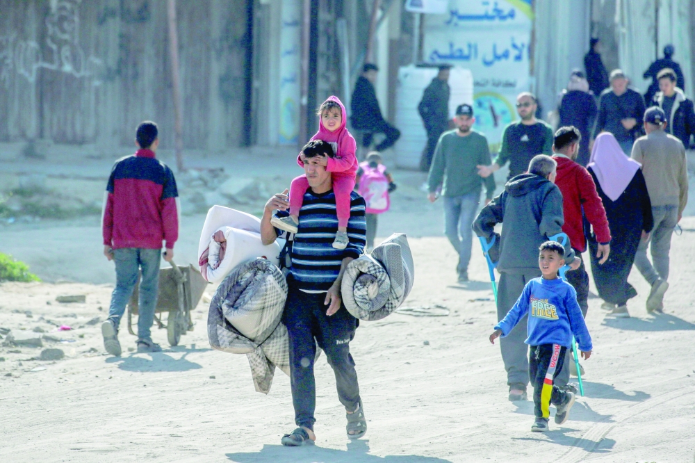Palestinian families leave the eastern sector of the Gaza Strip on the border with Israel. — AFP