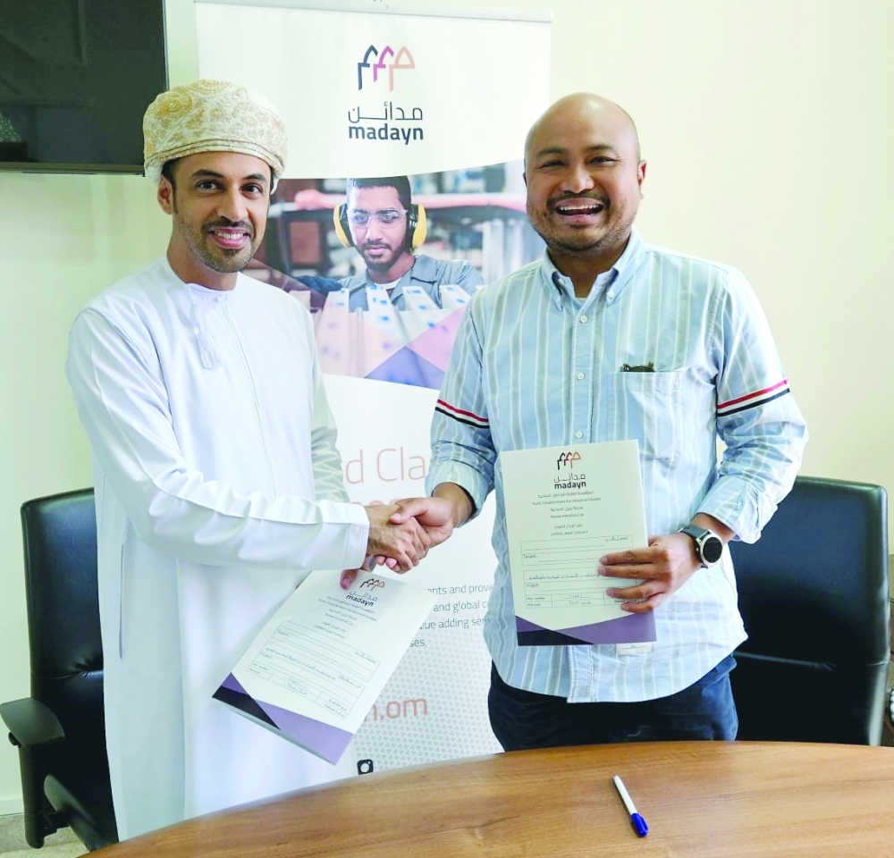 Abdullah Afifuddin Suhaeli, Director (right), signs the agreement on behalf of Bukaka International LLC.