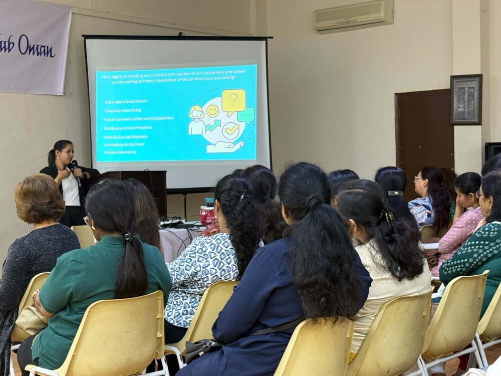 Hansika Dinesh Gagnani addressing a digital marketing workshop 