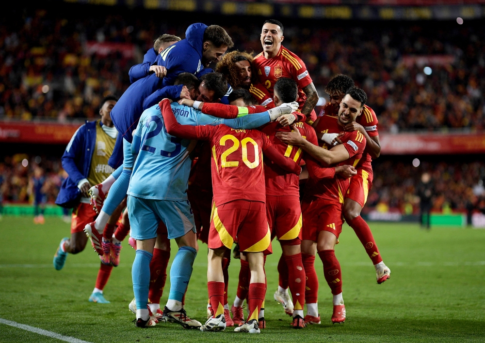 Soccer Football - Nations League - Quarter Final - Second Leg - Spain v Netherlands - Estadio de Mestalla, Valencia, Spain - March 23, 2025 Spain's Pedri celebrates with teammates after winning the penalty shootout REUTERS/Pablo Morano     TPX IMAGES OF THE DAY
