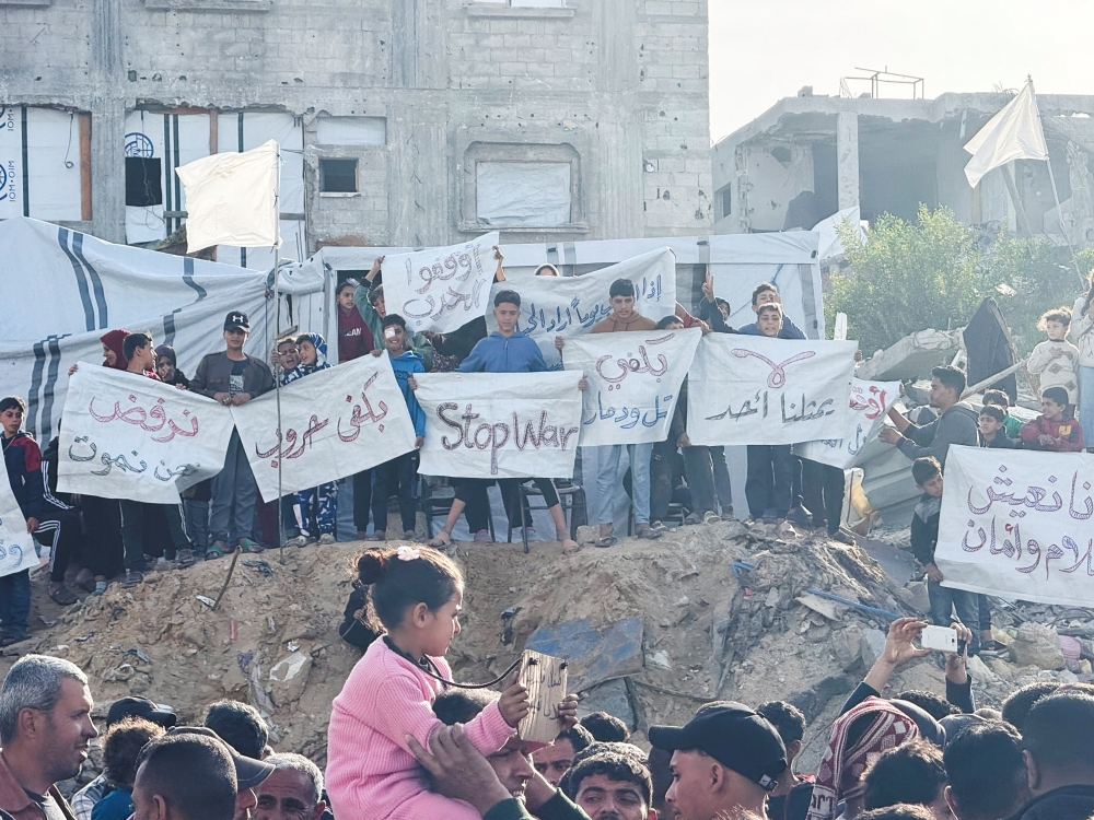 Palestinians demand an end to the war