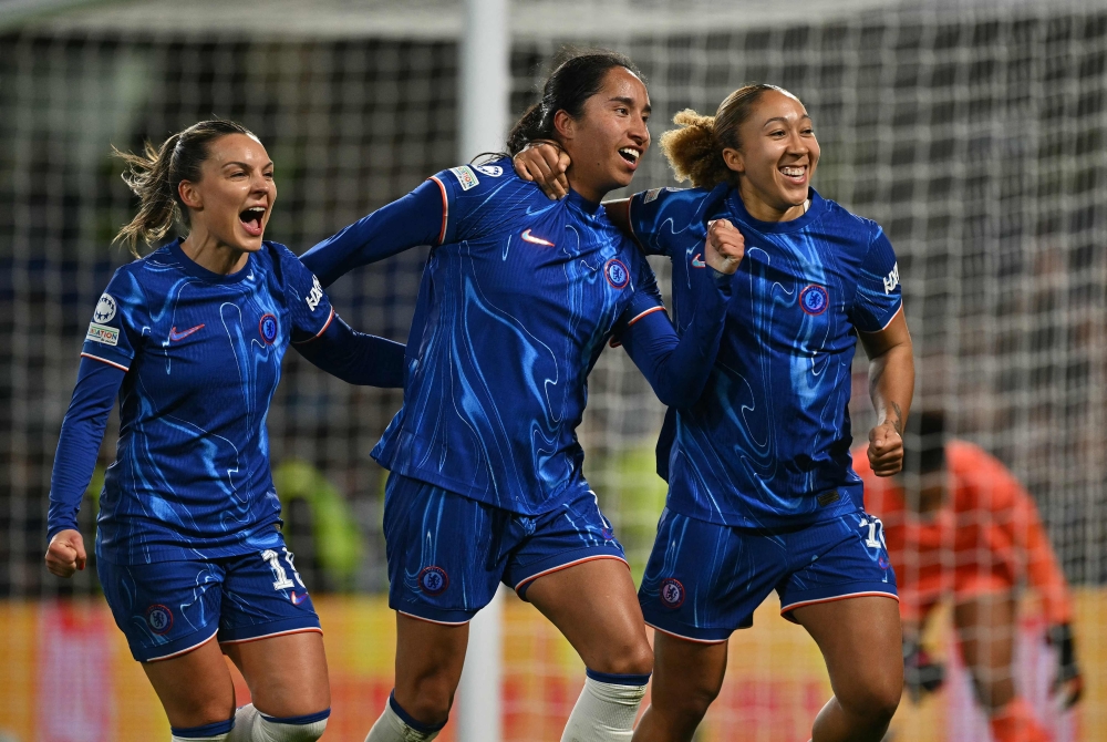 Chelsea's Colombian striker #07 Mayra Ramirez (C) celebrates scoring the team's third goal with Chelsea's English striker #10 Lauren James (R) and Chelsea's Swedish midfielder #19 Johanna Rytting Kaneryd during the UEFA Women's Champions League quarter-final second-leg football match between Chelsea and Manchester City at Stamford Bridge in London on March 27, 2025.  (Photo by Glyn KIRK / AFP)

