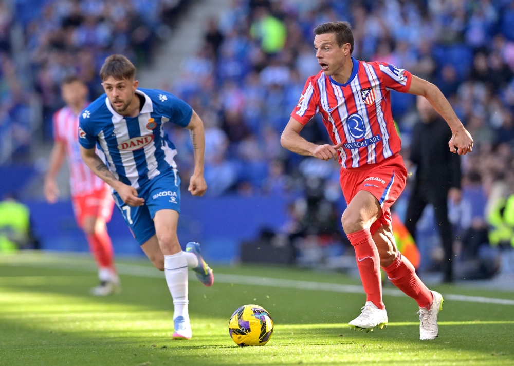 Atletico Madrid's Spanish defender Cesar Azpilicueta controls the ball during the Spanish league football match between RCD Espanyol and Club Atletico de Madrid at