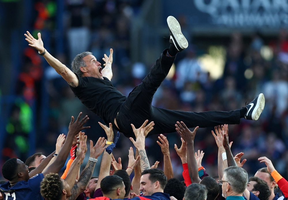 Soccer Football - Ligue 1 - Paris St Germain v Angers - Parc des Princes, Paris, France - April 5, 2025 Paris St Germain coach Luis Enrique celebrates with the players after winning Ligue 1 REUTERS/Gonzalo Fuentes
