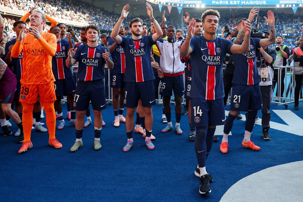Soccer Football - Ligue 1 - Paris St Germain v Angers - Parc des Princes, Paris, France - April 5, 2025 Paris St Germain's Matvey Safonov, Paris St Germain's Joao Neves, Paris St Germain's Khvicha Kvaratskhelia and Paris St Germain's Desire Doue celebrate after winning Ligue 1 Pool via REUTERS/Franck Fife
