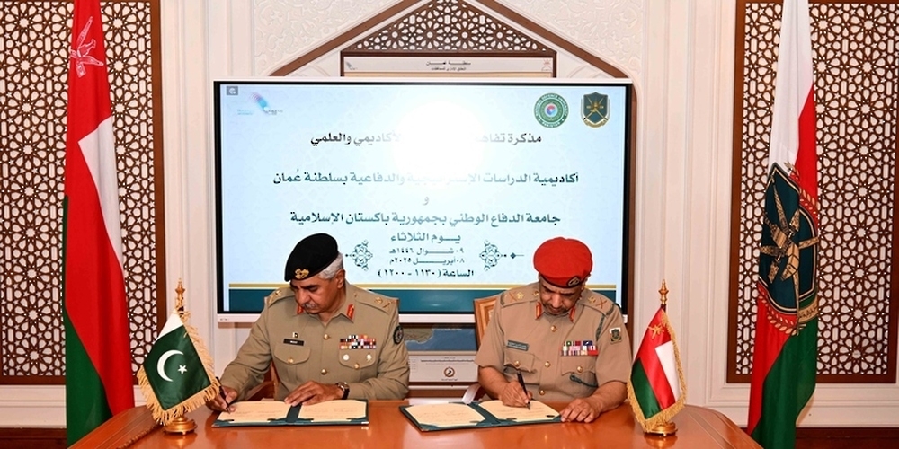 Maj Gen Hamid bin Ahmed Sakroon, and Lt Gen Babar Iftikhar sign the MoU
