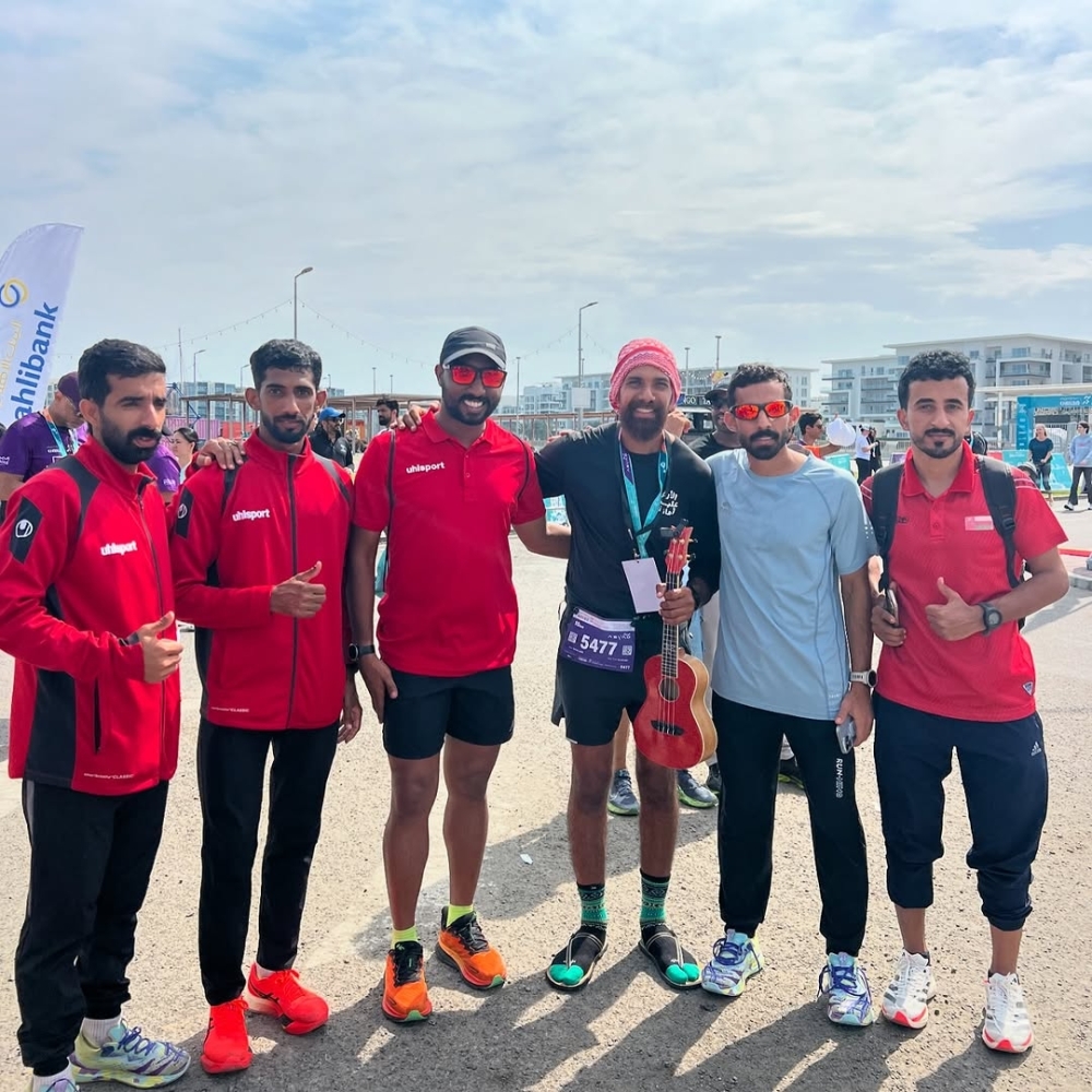 Omani breaks world record while playing the ukelele and advocating for the environment