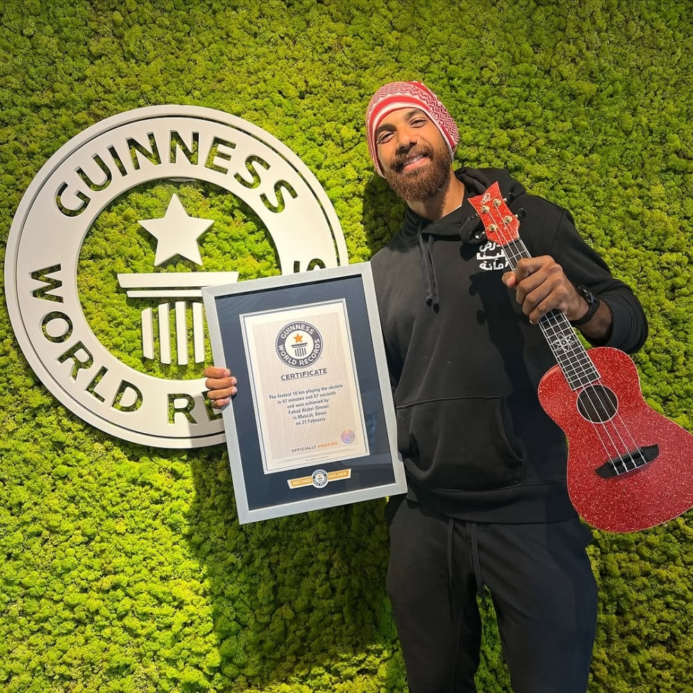Omani breaks world record while playing the ukelele and advocating for the environment