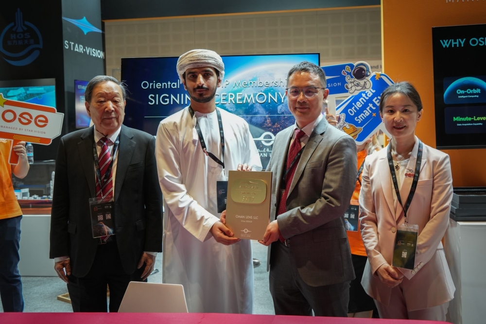 Key officials from OSE and Oman Lens signing the MoU.