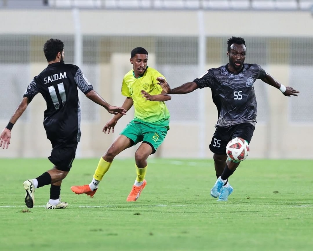 Sohar and Al Khabourah players fight for the ball.