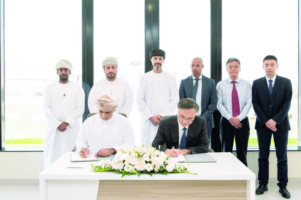 Representatives of Energy Development Oman and Jiangsu Changbao Steel Tube signing the MoU in the presence of the Secretary-General of the Tender Board.