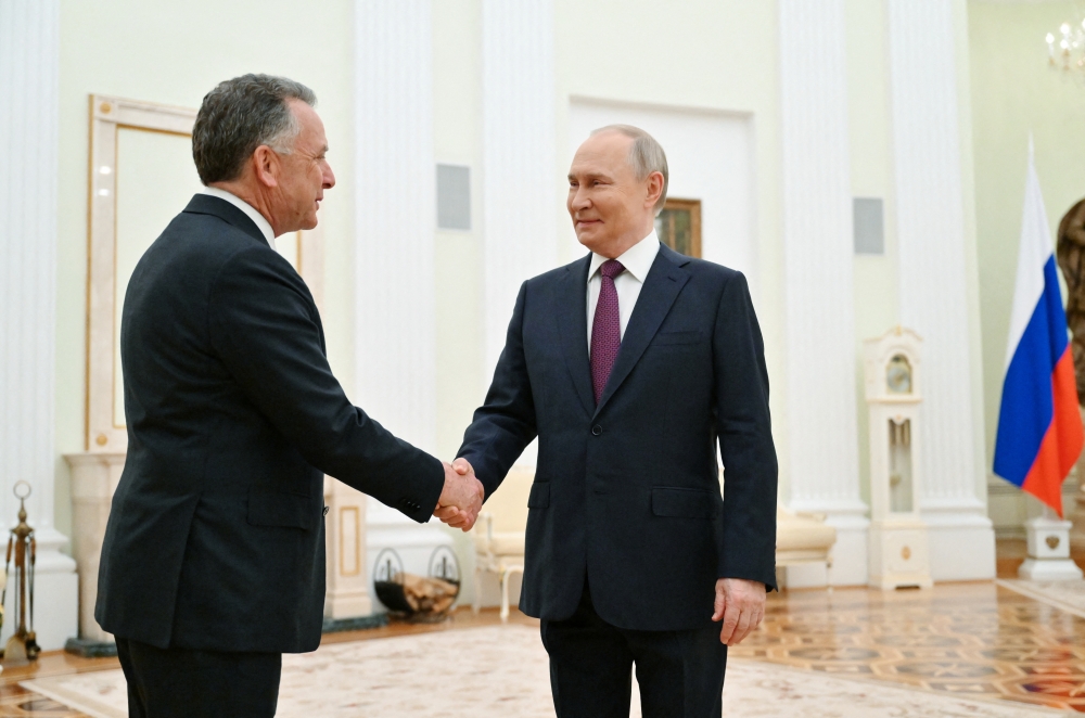 Russian President Vladimir Putin welcomes U.S. President Donald Trump's envoy Steve Witkoff during a meeting in Moscow, Russia, April 25, 2025. Sputnik/Kristina Kormilitsyna/Pool via REUTERS ATTENTION EDITORS - THIS IMAGE WAS PROVIDED BY A THIRD PARTY.
