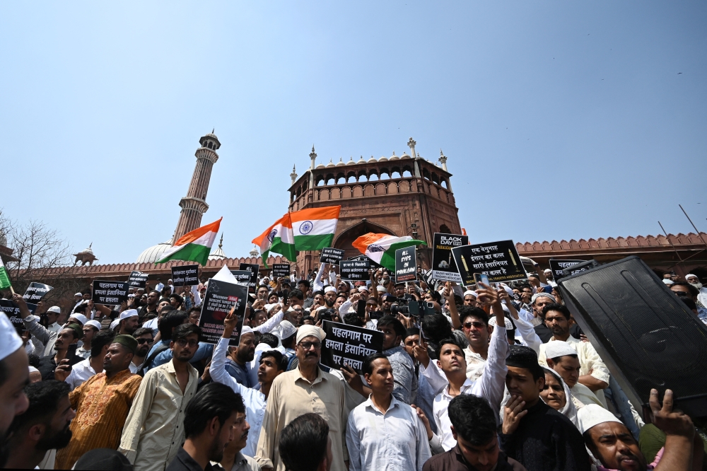 Muslims hold placards and flags during a protest against Tuesday's attack on tourists near south Kashmir's scenic Pahalgam, after offering Friday prayers at Jama Masjid in the old quarters of Delhi, India, April 25, 2025. REUTERS/Stringer