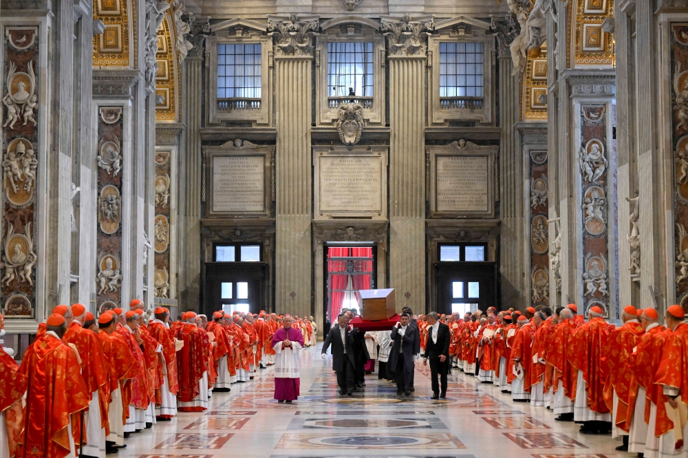 Pallbearers carry the coffin of Pope Francis on the day of his funeral Mass in St. Peter's Square at the Vatican, April 26, 2025. Vatican Media/Francesco Sforza/­Handout via REUTERS    ATTENTION EDITORS - THIS IMAGE WAS PROVIDED BY A THIRD PARTY.
