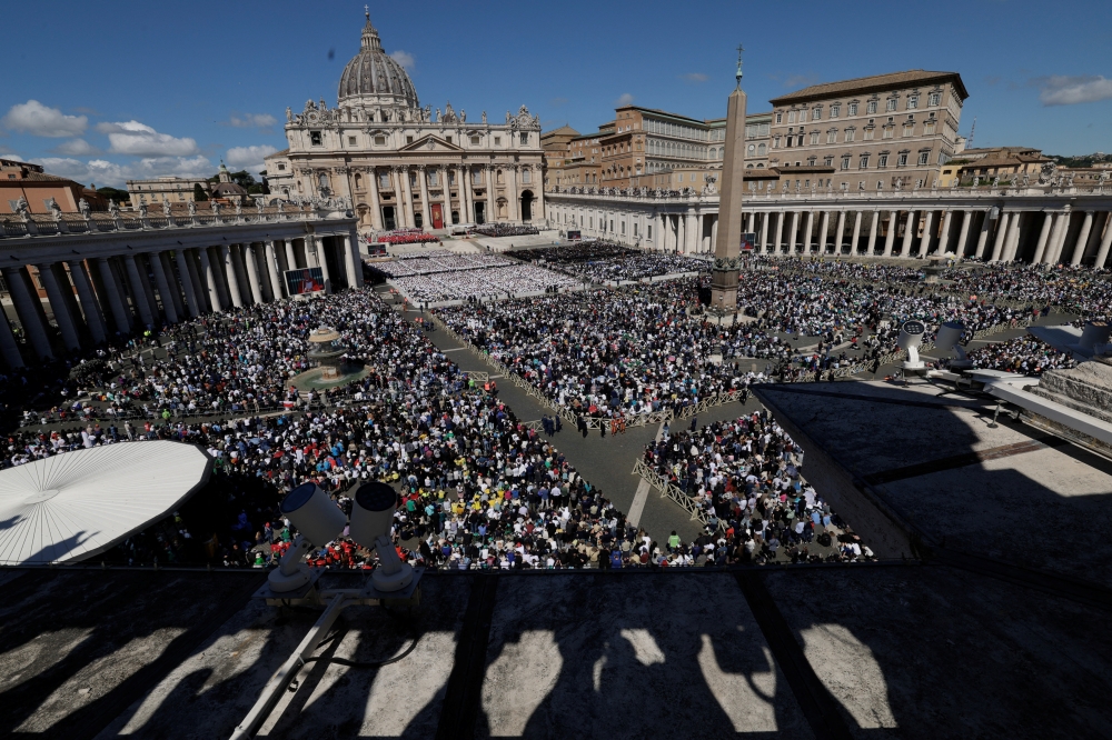 People attend the funeral Mass of Pope Francis at St. Peter's Square at the Vatican, April 26, 2025. REUTERS/Remo Casilli
