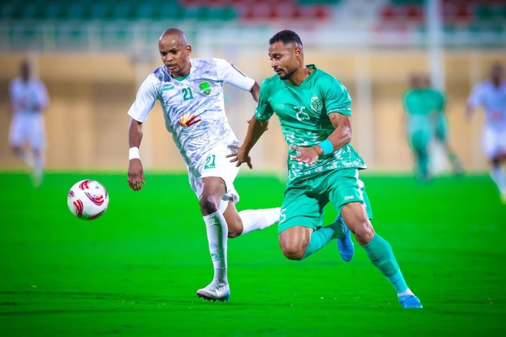 Al Nahda and Sohar players in action.