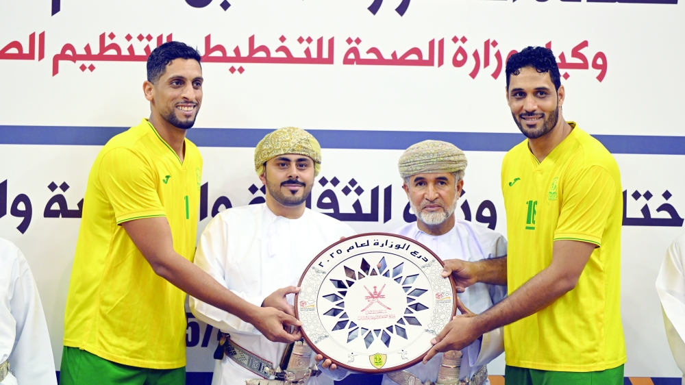 Seeb captain receives the Ministry's Shield. — Abdulwahid al Hamadani
